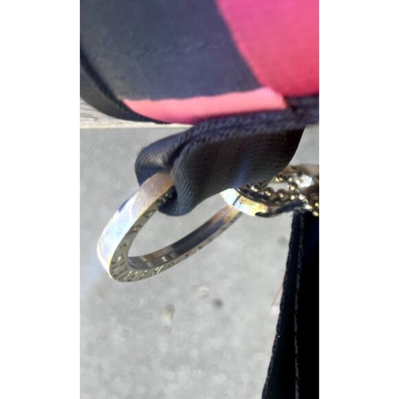 Harveys Seatbelt Bag - Breast Cancer Awareness (Limited Edition) - Picture 7 of 8